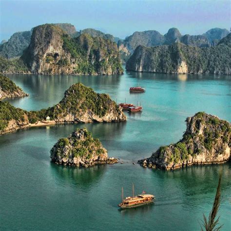 Ha Long Bay Spectacular Tourist Trap In Vietnam Mundo Asia