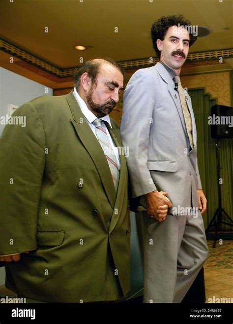 Borat Sagdiyev Sacha Baron Cohen Rechts Und Azamat Bagatov Ken
