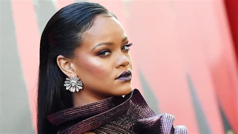 Rihannas British Vogue Cover Features Pencil Thin Eyebrows