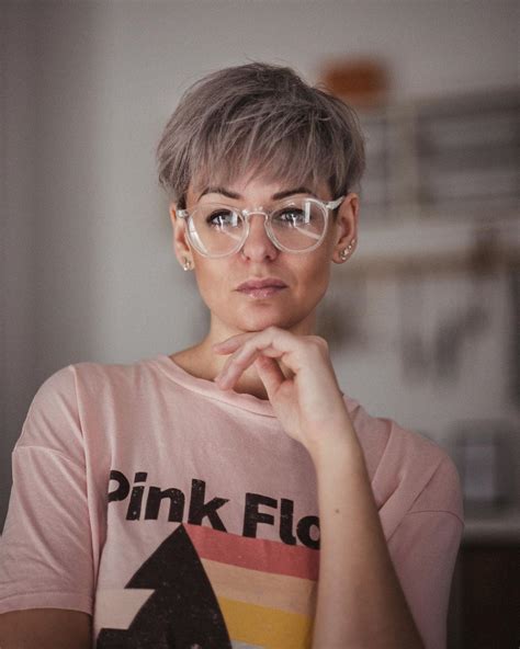 What Are The Best Short Hairstyles To Wear With Glasses