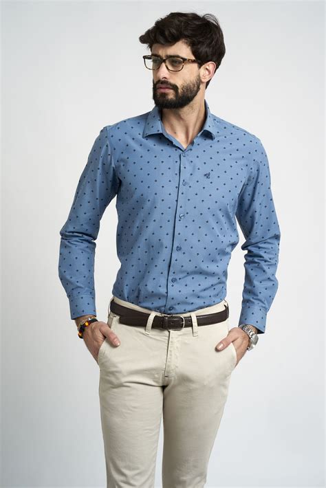 Camisa azul cobalto con estampado de pequeños paraguas color azul marino Corte slim fit Cuello