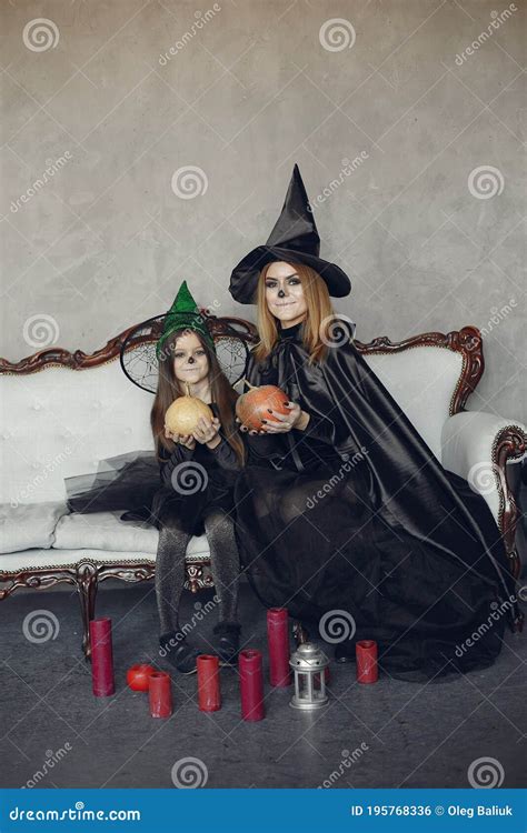 Madre Con Hija En Disfraz Y Maquillaje De Halloween Foto De Archivo