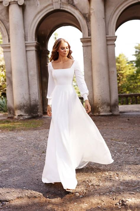 39 Best Simple Wedding Dresses For A Stunning Bridal Look