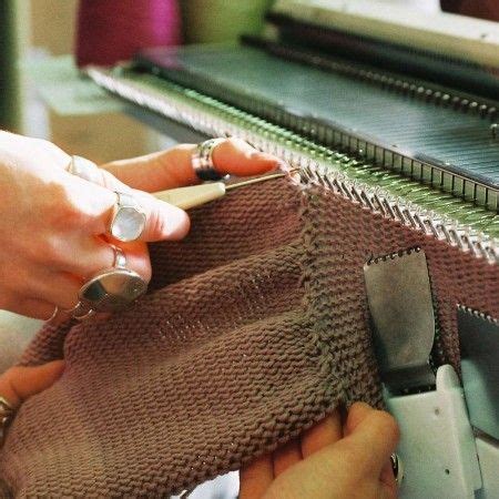 Learn advanced knitting techniques such as knitting with circular needles, decorative stitches and working the heel of a sock. Tech Know-How : Tips and Tricks on Using a Knitting Machine