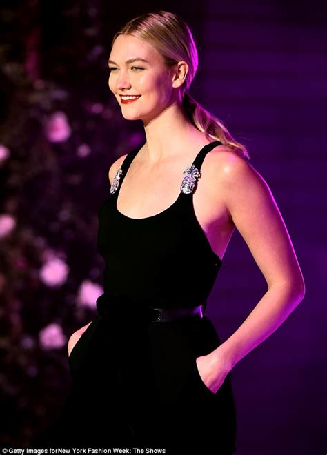 Karlie Kloss In Head To Toe Black During Nyfw Daily Mail Online