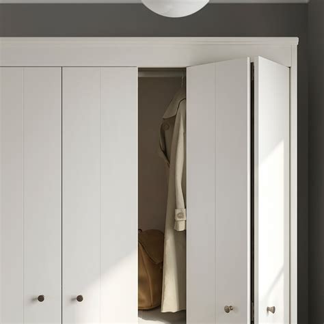 Idanäs kast met vouwdeuren, wit, 121x135 cm de idanäs serie combineert een tijdloos ontwerp met moderne functionaliteit. IDANÄS Kledingkastcombinatie - wit - IKEA