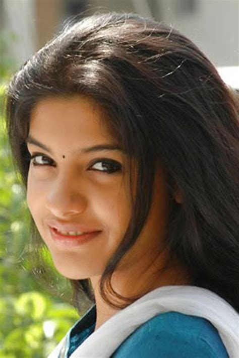 Archana Kavi Malayalam Actress Large Close Up Photos Free Online