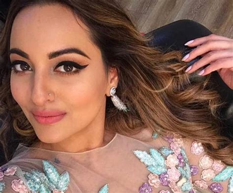 Sonakshi Sinha Is The Fitness Coach You Need In Your Life Right Now Fitness Hindustan Times