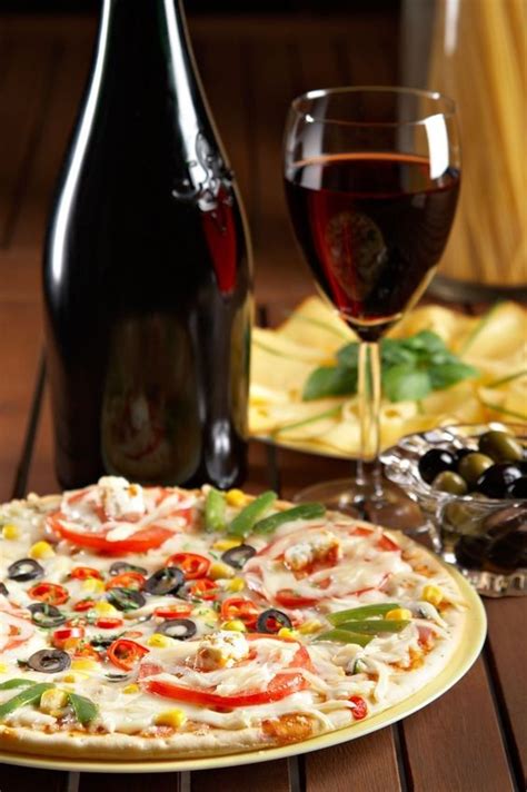 How To Pair Wine With Pizza Revuezzle Pizza Wine Recipes Food