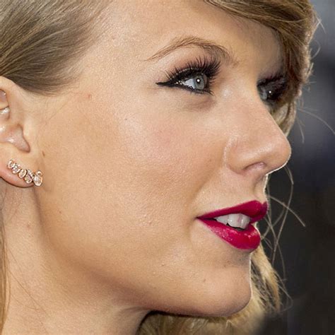 Taylor Swift Makeup Pink Eyeshadow And Fuchsia Lipstick Steal Her Style