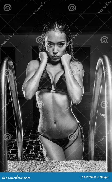 Sexy Vrouw In Zwempak Bij Zwembad Zwart Witte Foto Stock Foto Image Of Zwart Foto