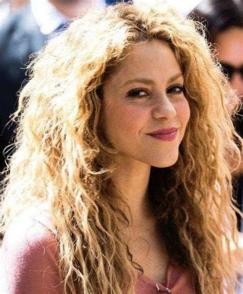 Pin By Zuhause On Shakira In 2020 Shakira Hair Curls For Long Hair