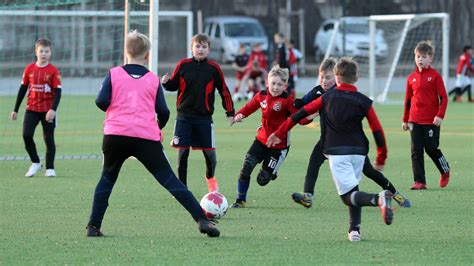 Fu Ball Und Corona Fu Ball Junioren In Schwedt Kicken Nach Vier