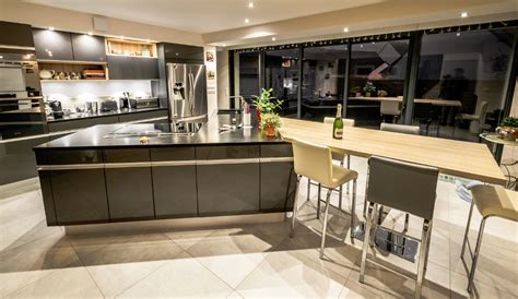 Il sert à la fois de plan de travail et de rangements. ilot cuisine en t