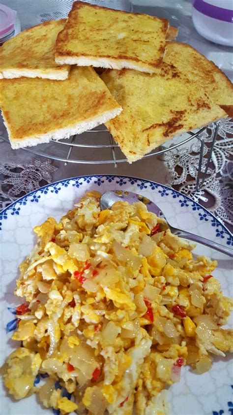 Tumpuk sandwich dan potong segitiga. SurayaMSyed: Sandwich Telur Goreng Hancur