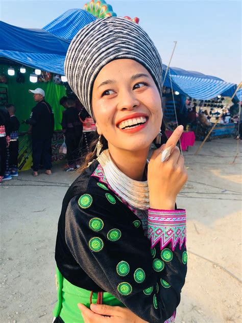 Hmong girl | Hmong clothes, Girl, Head scarf