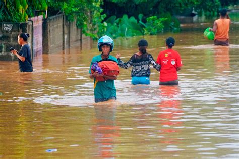 Des Inondations Font Une Cinquantaine De Morts En Indonésie Et Au Timor Oriental