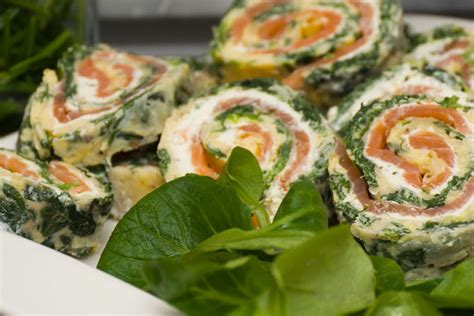 Legen sie die filets in einen vorgeheizten ofen bei 180 ° c und backen sie für 25 minuten. Spinat-Lachs-Rolle mit Frischkäse - Gaumenfreundin - Food ...