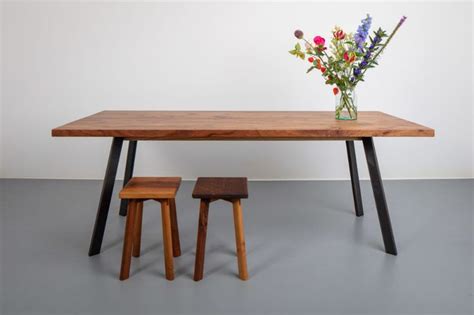 Om de stalen poten te kunnen bevestigen aan de bladen, worden er 4 of 5 boorgaten in de strip geplaatst. Notenhouten tafel met stalen poten | Walnut table with steel legs | Houten eettafels, Tafels ...