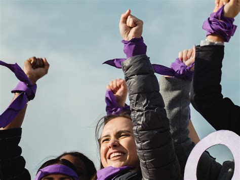 Día Internacional De La Mujer Por Qué Se Usa El Color Morado Dinero