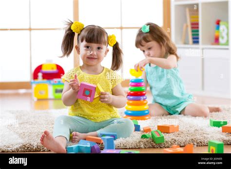 Niños Jugando Con Bloques Juntos Juguetes Educativos Para Niños En