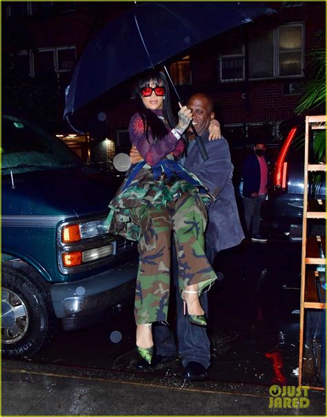 Rihannas Bodyguard Carried Her From The Car To The Sidewalk See The
