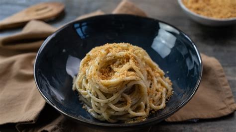 Spaghetti Con Acciughe Mollica E Capperi Ricetta Tipica Sicilia Cookaround