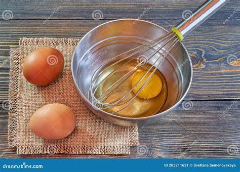 Batir Los Huevos Con Un Whisky Yemas Y Claras De Huevo En Una Taza