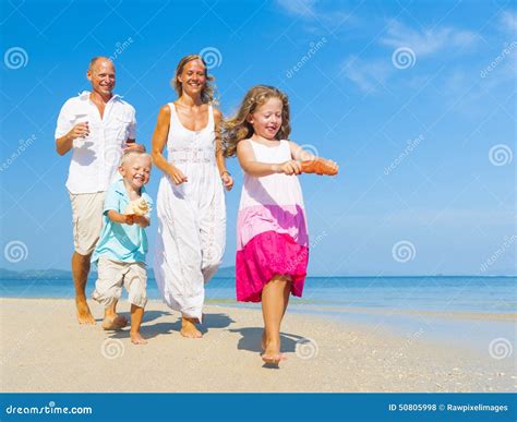 Familia Que Corre En El Concepto De La Playa Foto De Archivo Imagen