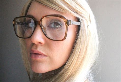 How To Select Womens Eyeglasses To Get A Look You Love