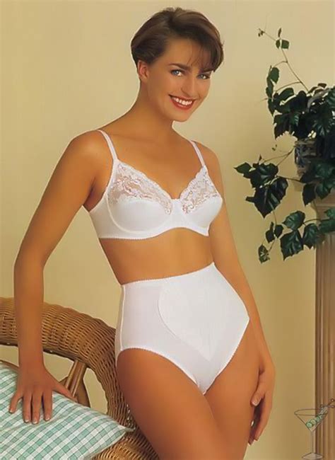 Retro Lingerie But The Hairstyle Is Actually Quite Contemporary Ah The Circle Of Life Classic