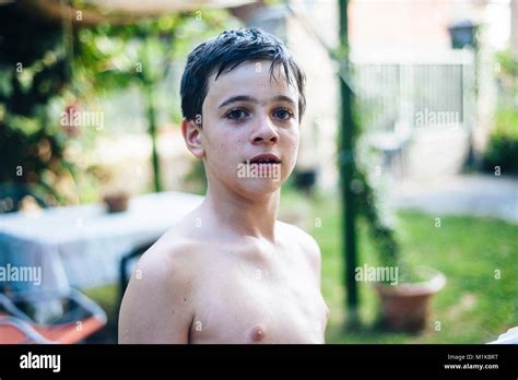 Porträt Eines 13 Jährigen Jungen Im Sommer Shirtless In Seinem Garten Stockfotografie Alamy