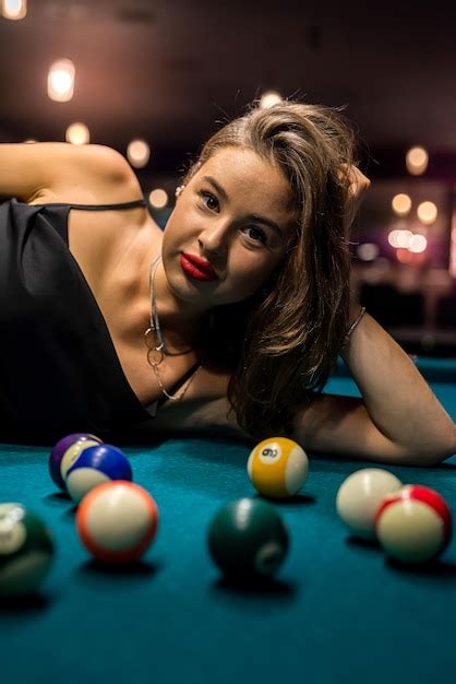 Una Jugadora De Billar Sexy Usa Un Vestido Negro Sobre Una Mesa De Billar Foto Premium