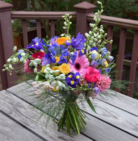 Hand Tied Flower Bouquet Garden Style Flower Arrangements Flower