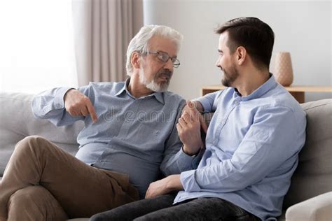 Il Vecchio Padre Parla Con Il Figlio Fa Una Piacevole Conversazione A Casa Immagine Stock