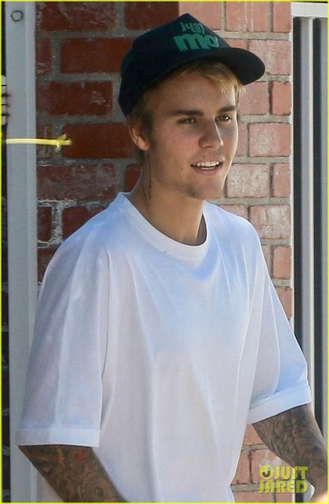 Shirtless Justin Bieber Shows Off Bulging Biceps Toned Abs Photo