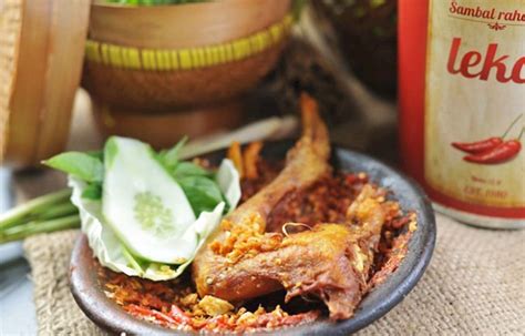 Ayam penyet best instrumental dalam menyediakan suasana ini. Ayam Penyet In Warung Leko | TasteAtlas | Recommended ...