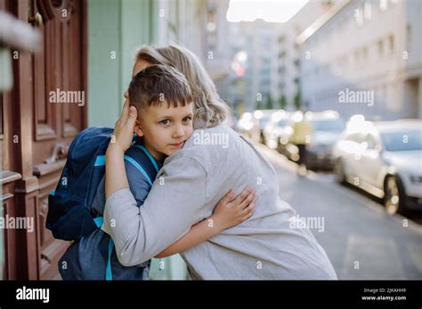 Madre Abraza A Su Hijo Joven En El Camino A La Escuela Y Una Madre Y