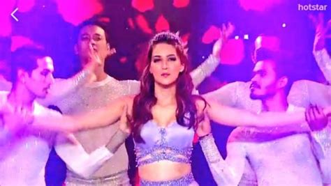 ipl 2018 finale kriti sanon wins hearts with her performance at the closing ceremony photos