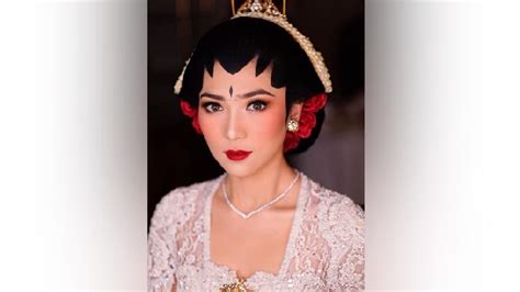 Sanggul rambut pendek dengan rambut sendiri. Inspirasi Kebaya Pernikahan Isyana Sarasvati dari Putri Keraton Yogyakarta saat Pesiar - mode ...