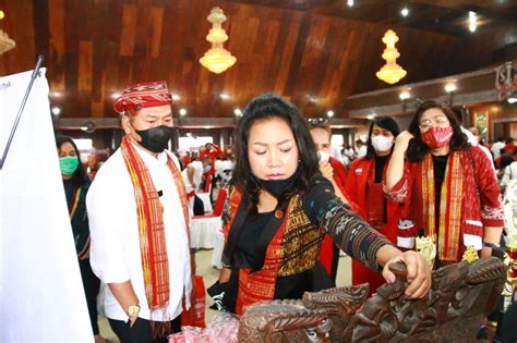 Tidak hanya itu ujian ke alay an typing ini menjadi tujian anda. Ny. Satika Nikson Nababan br. Simamora: UMKM itu Seperti Nyawa Saya