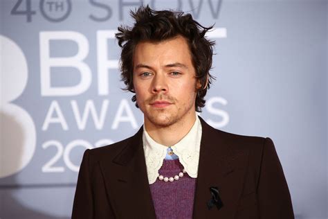 Слушать песни и музыку harry styles (гарри стайлс) онлайн. Harry Styles Talks Adjusting to Life in Quarantine - Rolling Stone