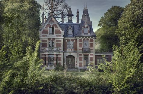This Amazing Abandoned Mansion In The Woods Sitting Untouched Gracefully Enjoying It S Mature
