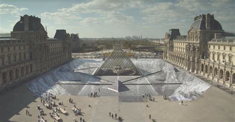 Jr Celebra I 30 Anni Della Piramide Del Louvre Con Unenorme Illusione