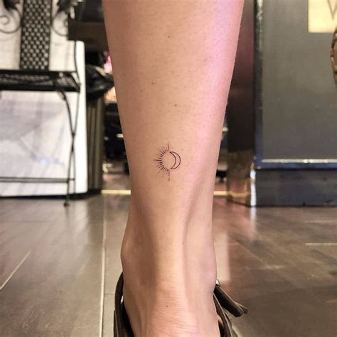 Minimalistisches Sonnen Und Mondtattoo Von Tattoobychang Manhattan