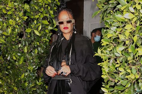 Një nikoqire si Rihanna këngëtarja miliardere pastron restorantin pasi