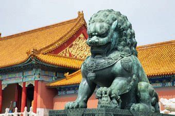 Pairs of guardian lion statues are still common decorative and symbolic elements at the entrances to restaurants, hotels, supermarkets and other structures, with one sitting on each side of the entrance. Foo Dogs / Fu Dogs - Chinese Guardian Lions