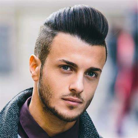Le tendenze moda capelli uomo 2021 offrono la possibilità di svariate scelte, non vi è infatti un unico taglio di capelli protagonista indiscusso, anche se c'è da. 90 Tagli di capelli per uomo con stempiatura: i migliori ...