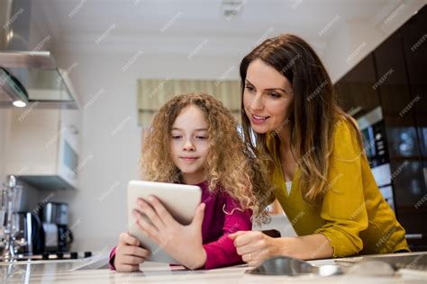 Madre E Hija Teniendo Autofoto De Tableta Digital Foto Gratis