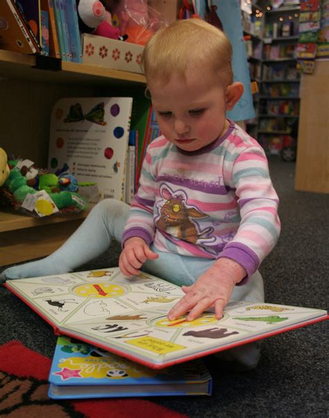 fotos gratis escritura libro persona jugar leyendo niño bebé librería infantil niñito